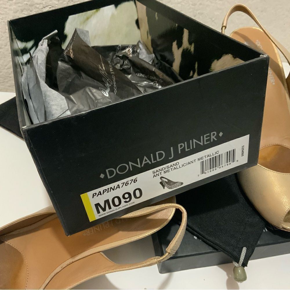 Donald J Pliner Women's Papina Slingback Pump, Size 9 M - Picture 10 of 11